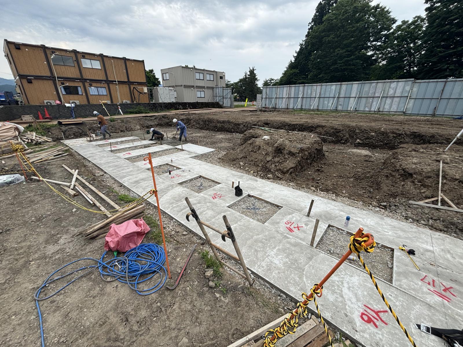 施設東側の捨てコン作業