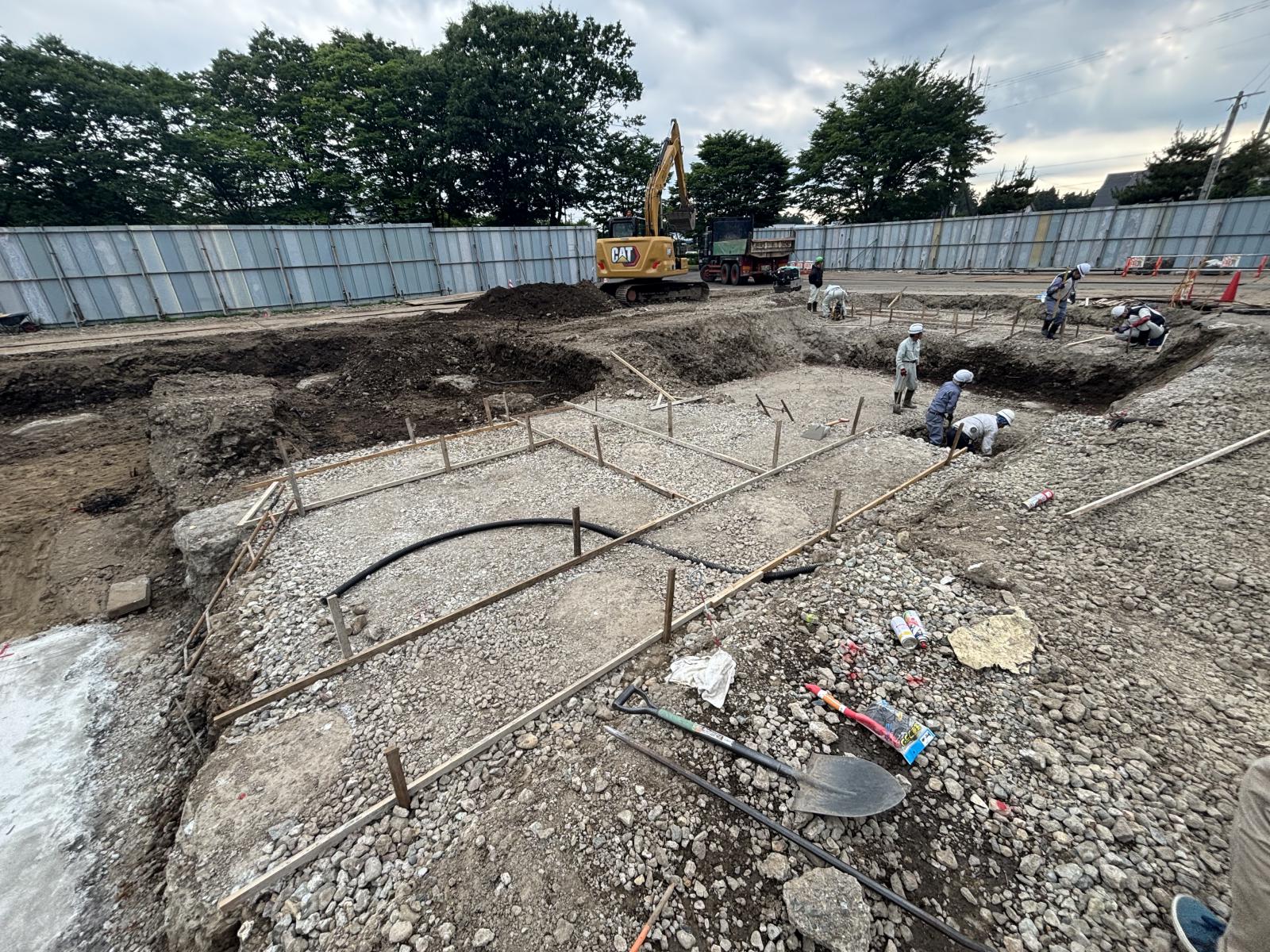 施設西側の捨てコン作業1