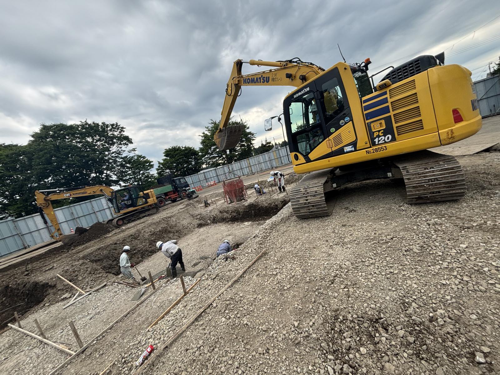 施設西側の捨てコン作業3