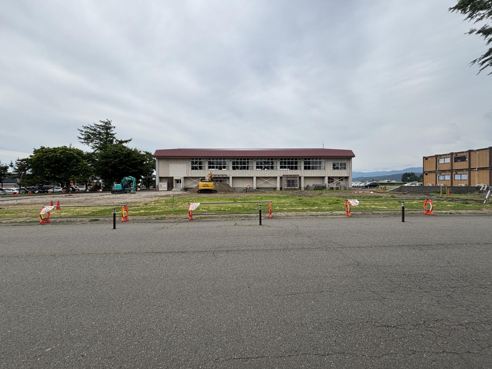 施設正面：雨水貯留槽設置中