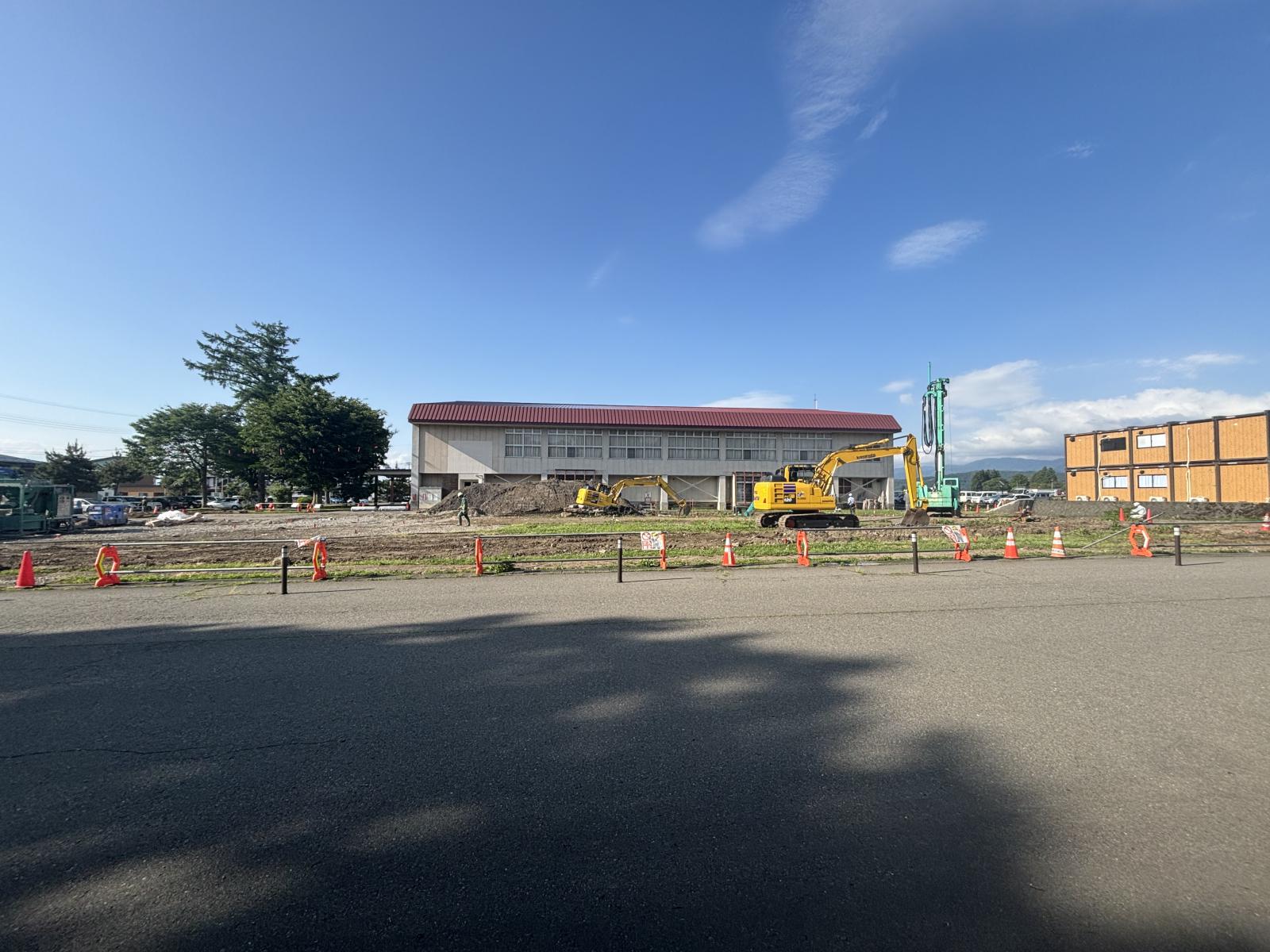 施設正面：雨水貯留槽施工と地盤改良工事