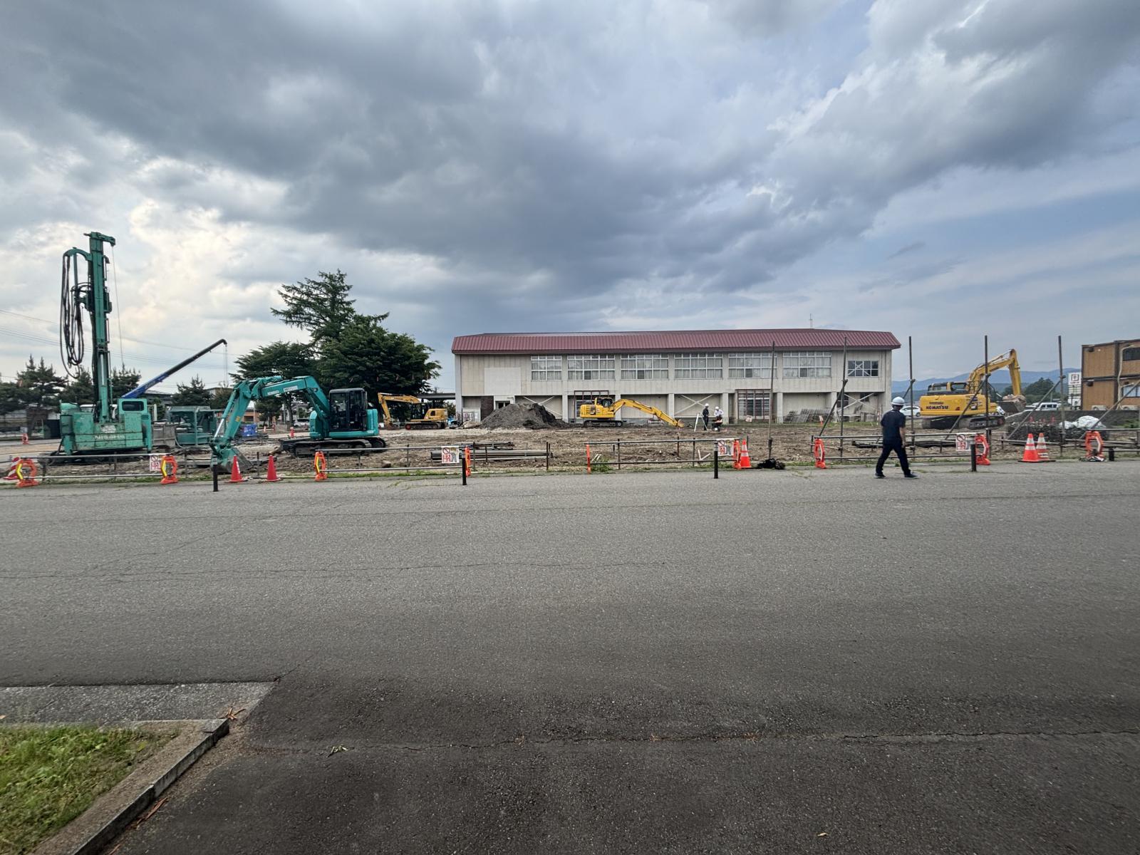 施設正面：地盤改良工事と仮設工事