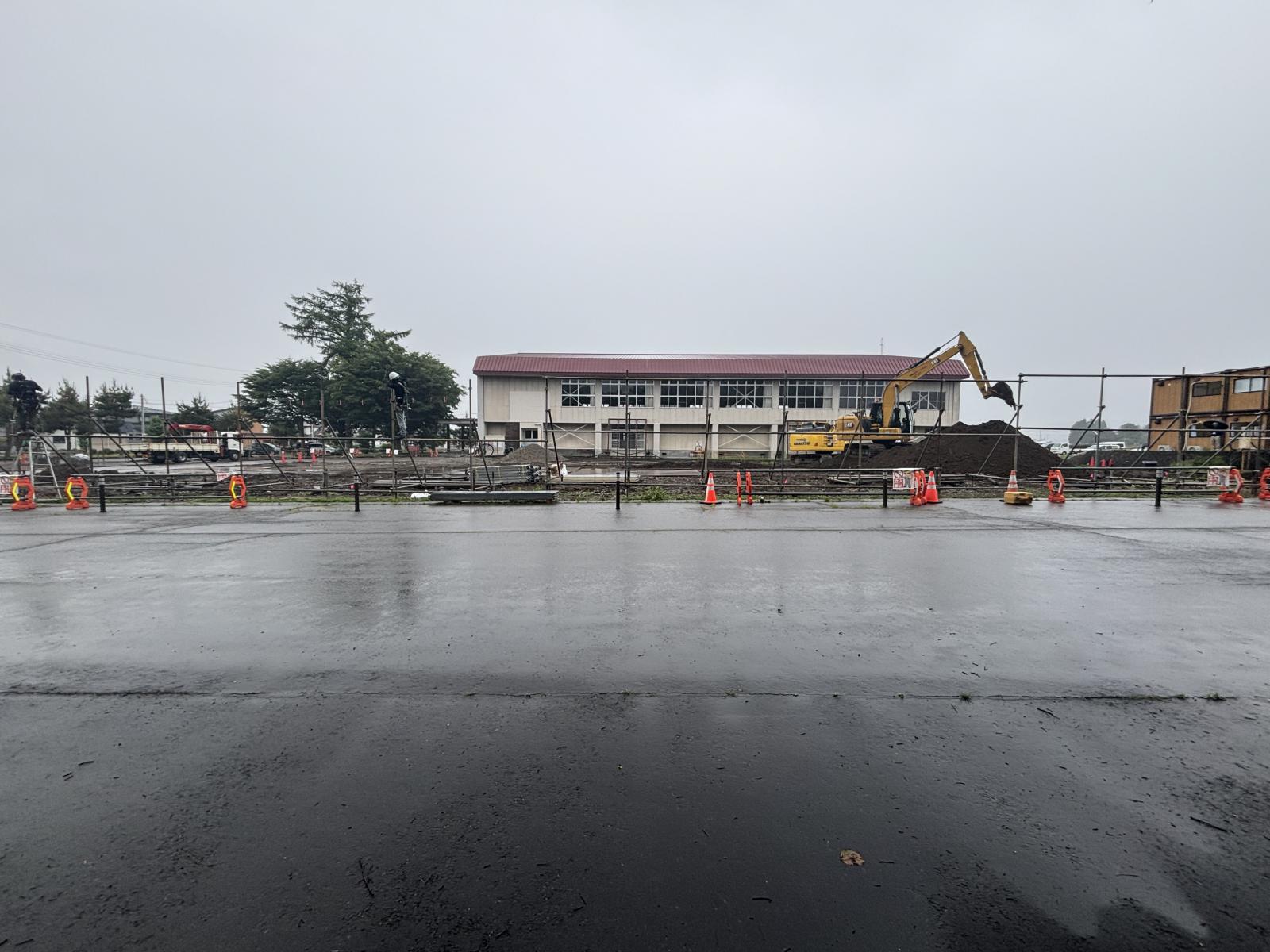 施設正面：基礎工事と仮設工事