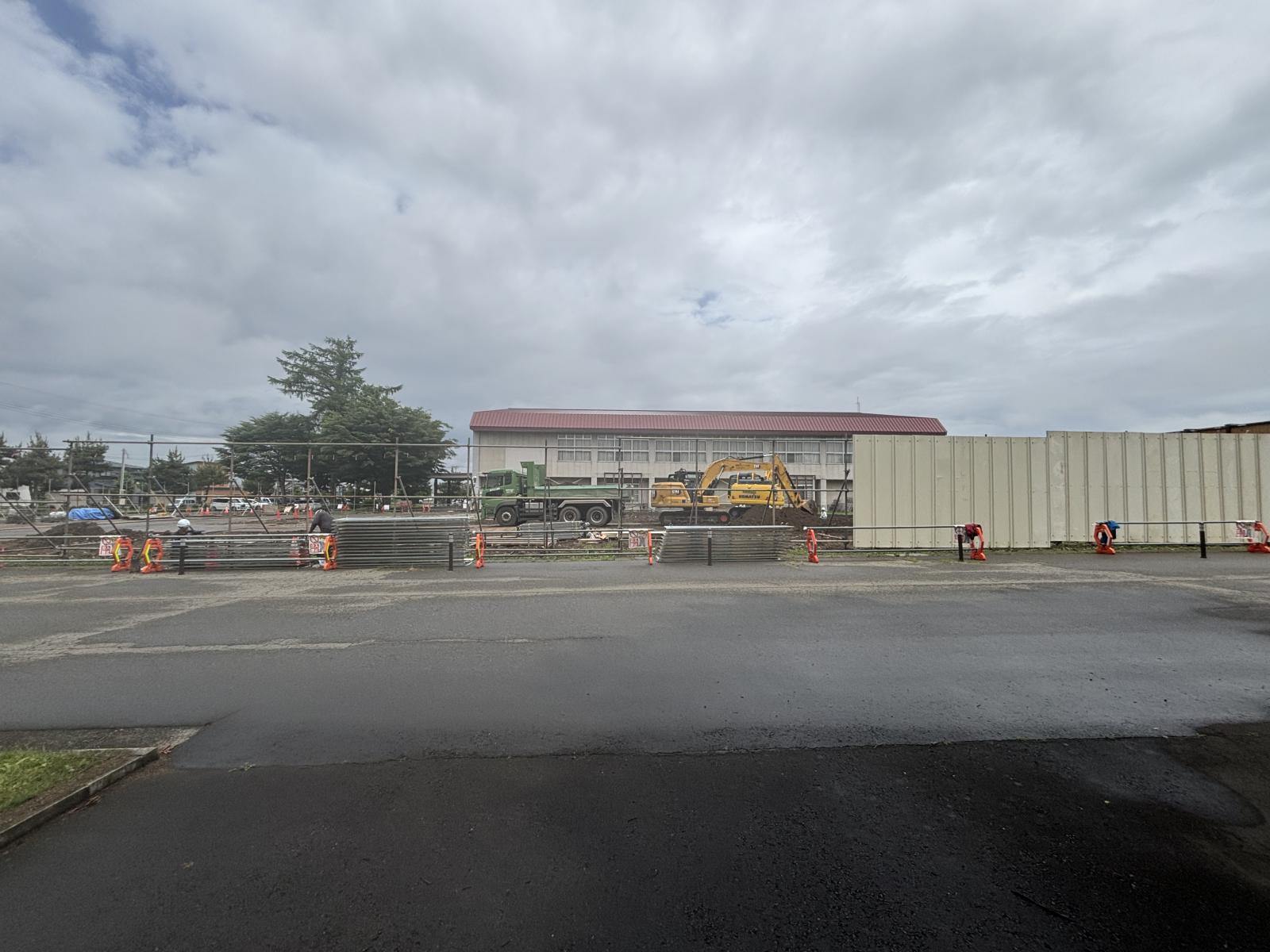 施設正面：基礎工事と仮設工事の別アングル