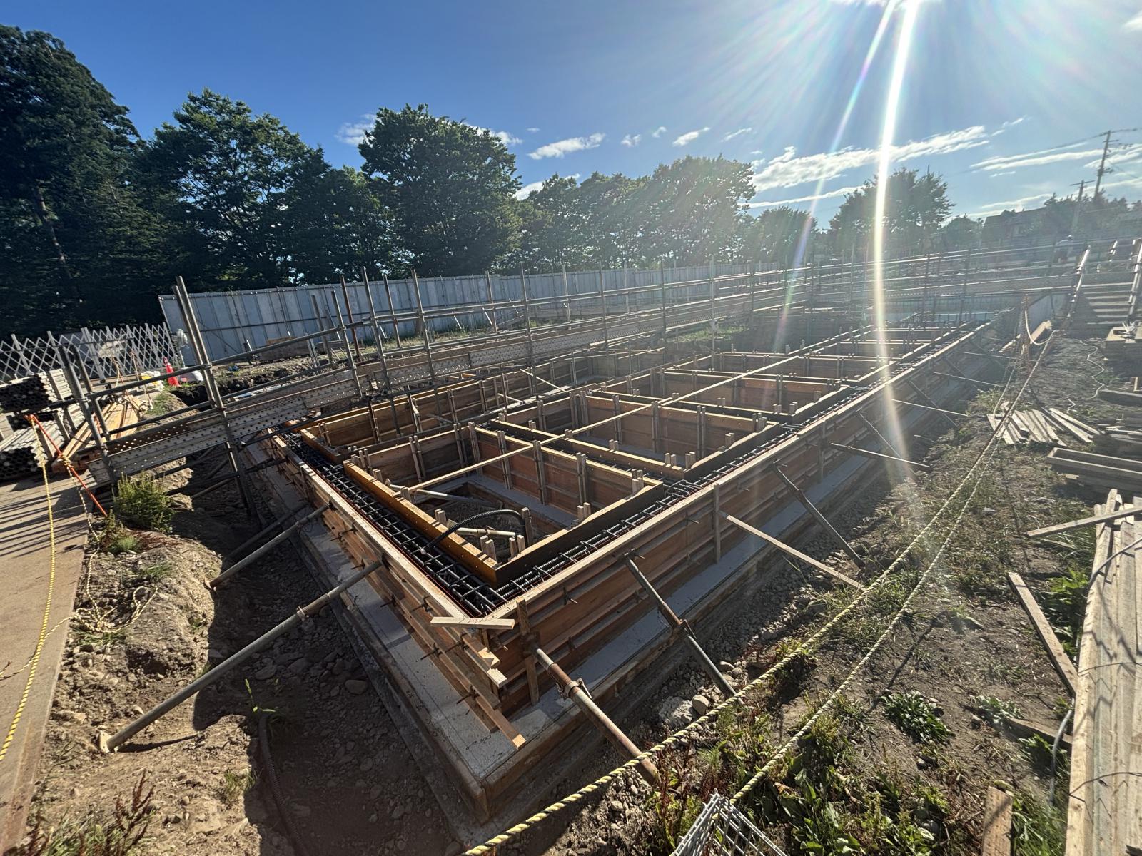 基礎ベース・地中梁型枠組立の写真