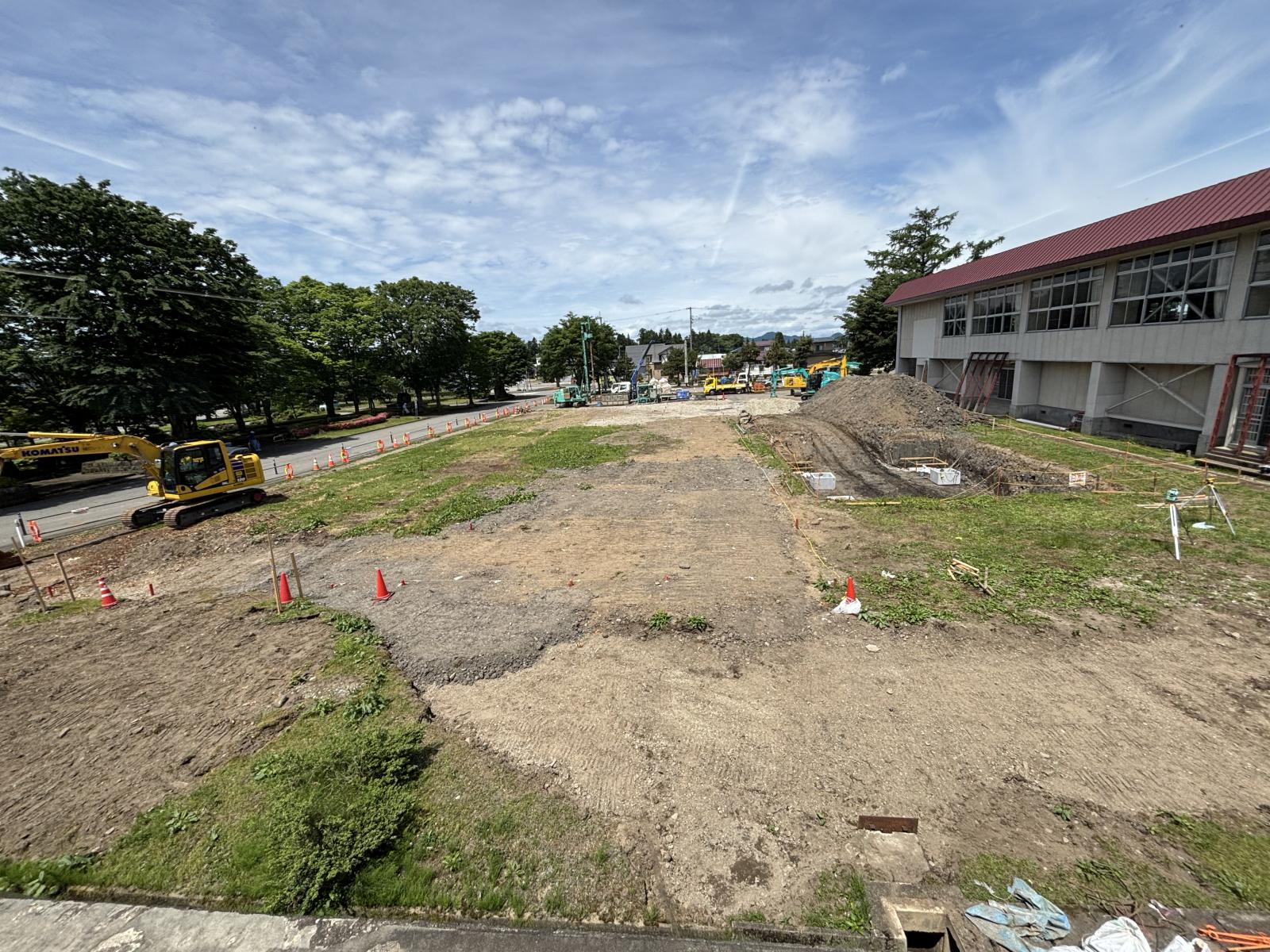 施設正面：雨水貯留槽設置中