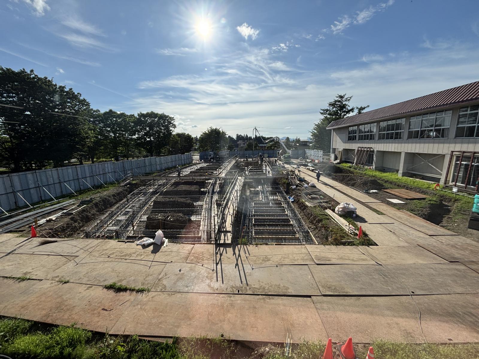 ピット内コンクリ打設、地中梁配筋の写真