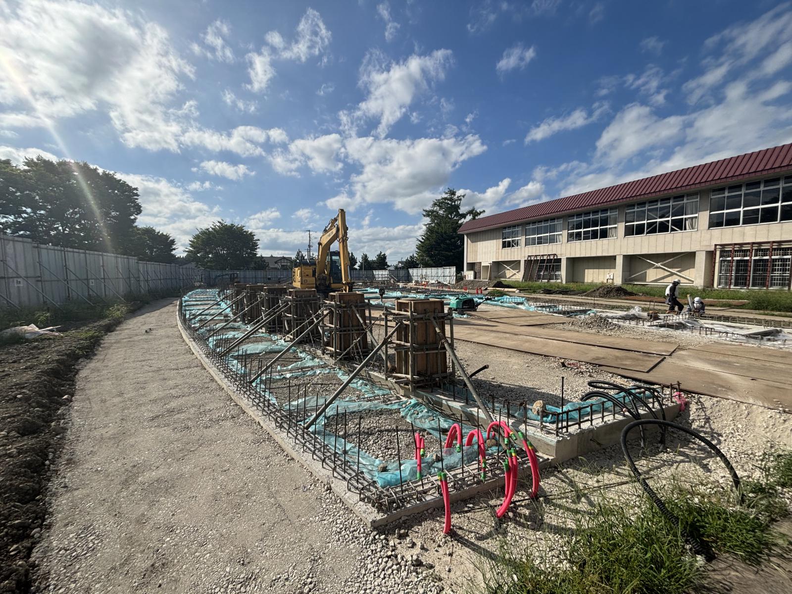 型枠工事：施設東正面（柱の基礎型枠組立）の写真