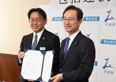 協定締結式写真（左）秋田支社長（右）美郷町長
