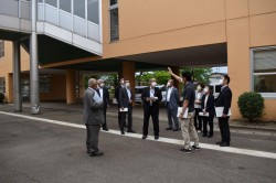 六郷小学校を視察する様子