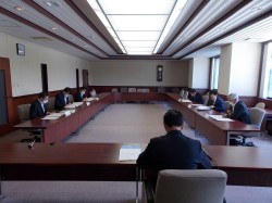 新型コロナウイルス感染防止対策について話し合う様子