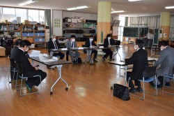 学校現場での保護者からの意見への対応について話し合う様子1
