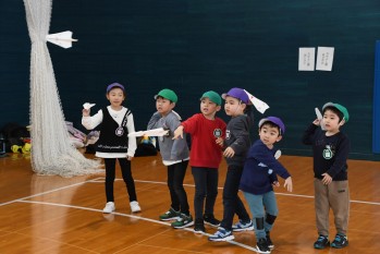 そらいく「折り紙ヒコーキ教室」園児が紙ヒコーキを飛ばす写真