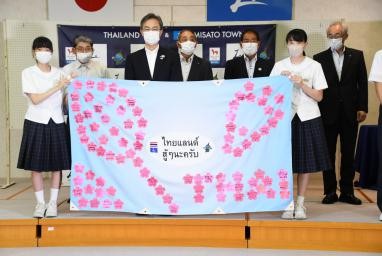 タイバドミントンナショナルチームへ応援横断幕の贈呈の様子