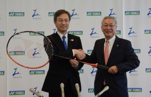 桃田賢斗選手使用モデルのビッグラケットの贈呈