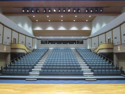 公民館ホール（移動観覧席使用時）