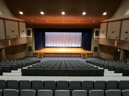 公民館ホール（移動観覧席使用時）