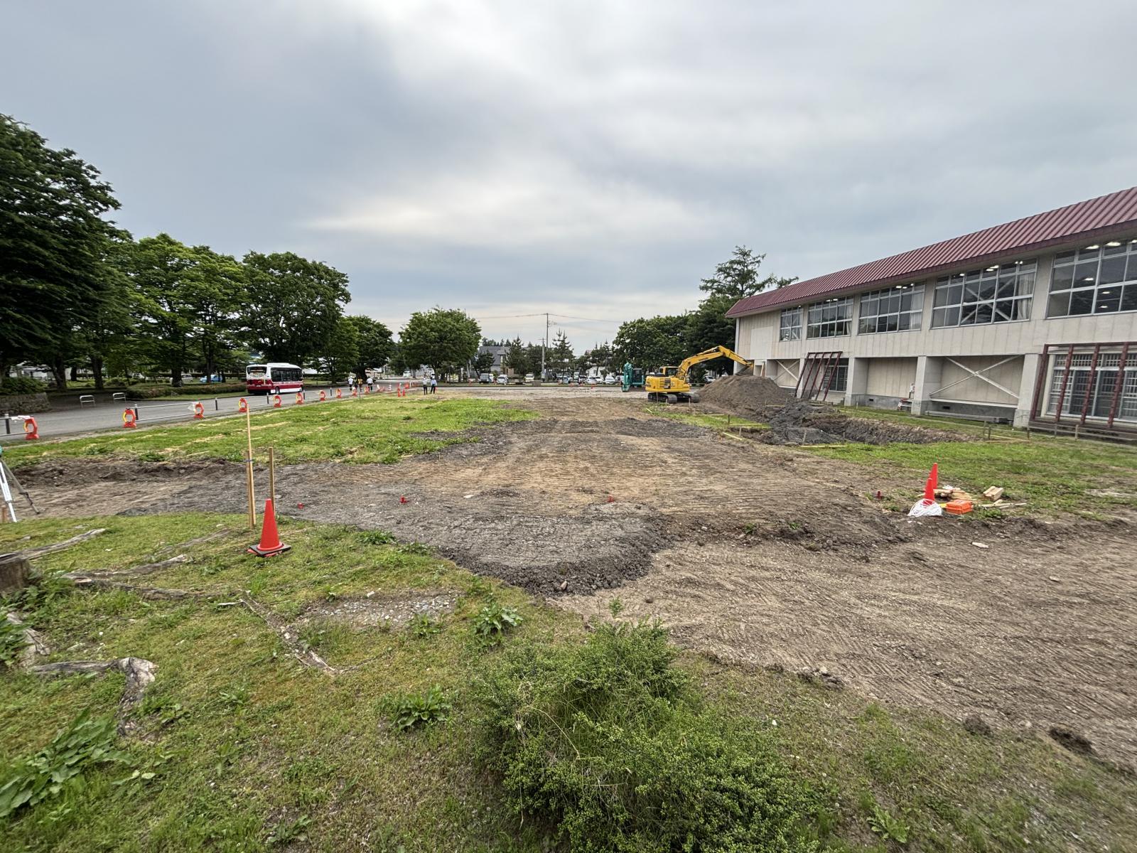 施設正面：雨水貯留槽設置中