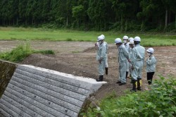 小杉崎川護岸の洗堀状況視察の様子