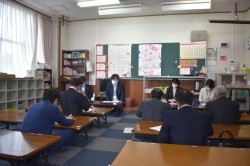 放課後児童クラブの運営について視察する様子