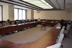 いじめ対策、不登校児童・生徒への対応について話し合う様子