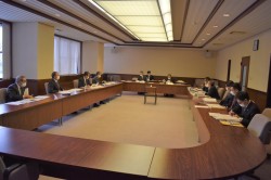 秋田県町村共同電算システムの現状と今後について話し合う様子