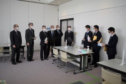 感染症対策備蓄品について話し合う様子