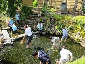 2017環境保全キャンプにて池の清掃を行っている写真