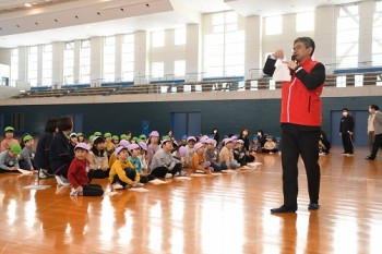 2017そらいく「折り紙ヒコーキ教室」園児が整列し説明を受ける写真