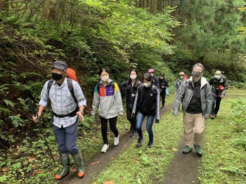 2017環境保全キャンプにて山道を歩く写真