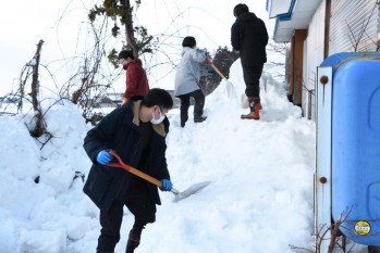 2017地域貢献活動ウインターキャンプにて除雪作業を行っている写真