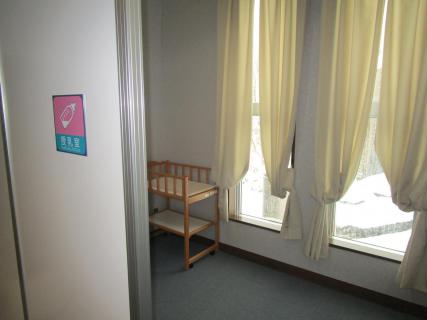 公民館2階授乳室出入口